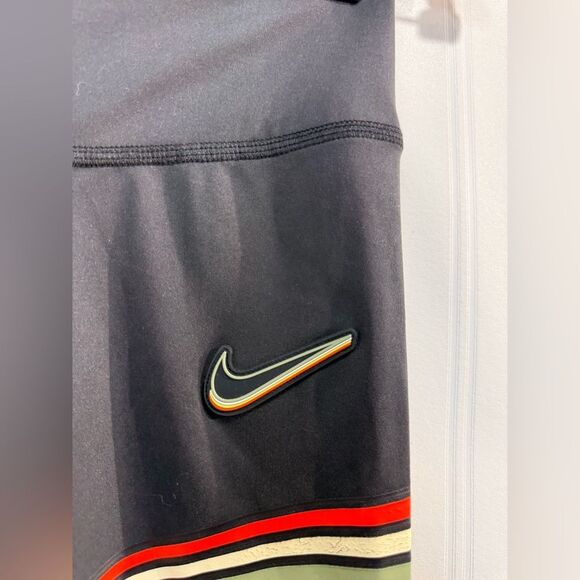 The Nike One Luxe Mid-Rise Tight Fit Leggings Size XS - Picture 4 of 7